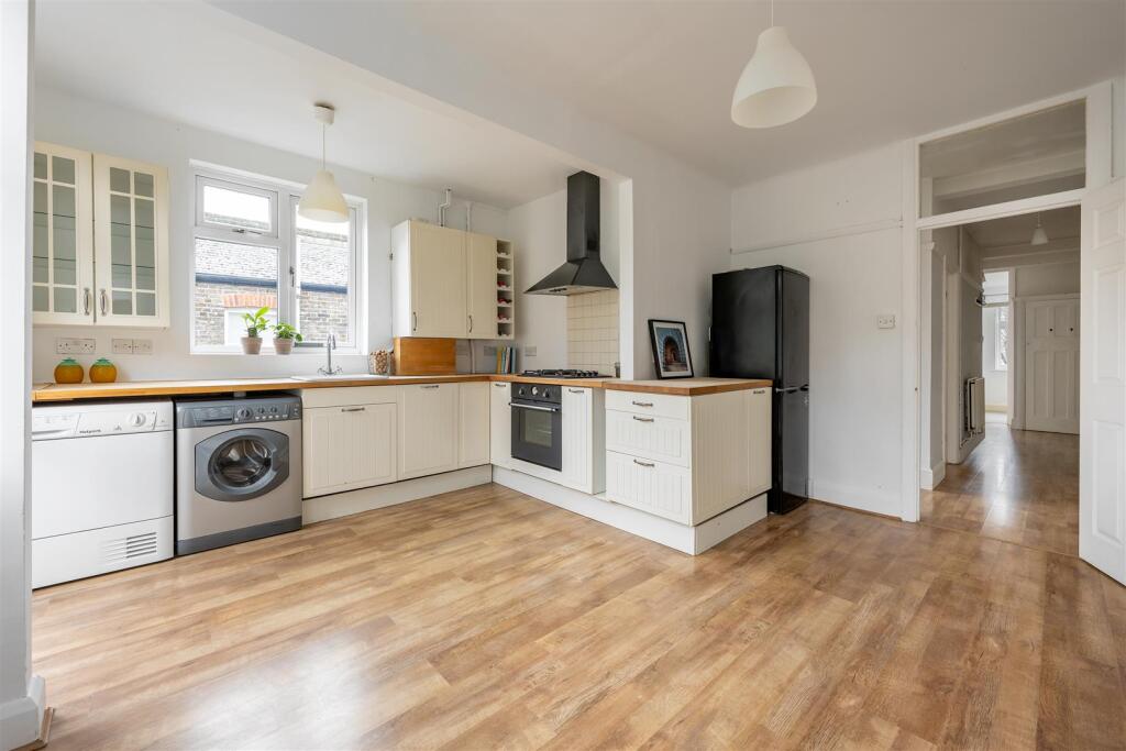 Bisterne Avenue, E17