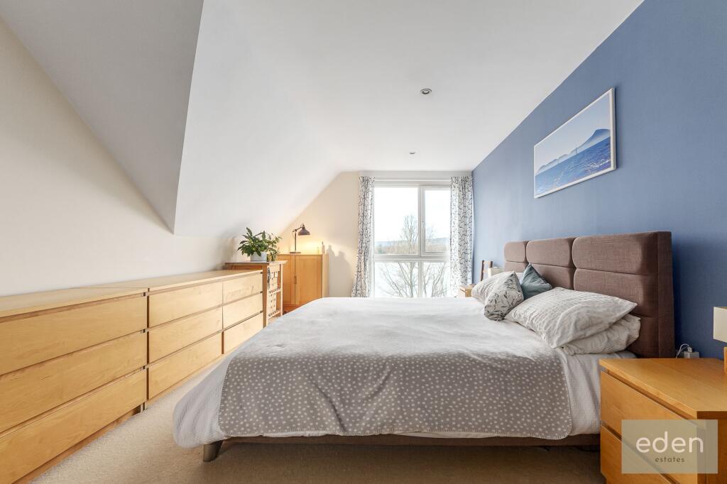 Master Ensuite bedroom with walk in wardrobe