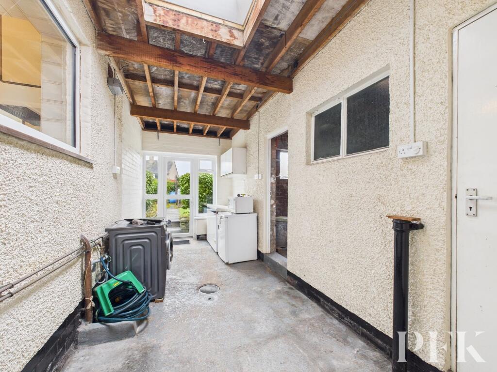 Side passageway/Utility