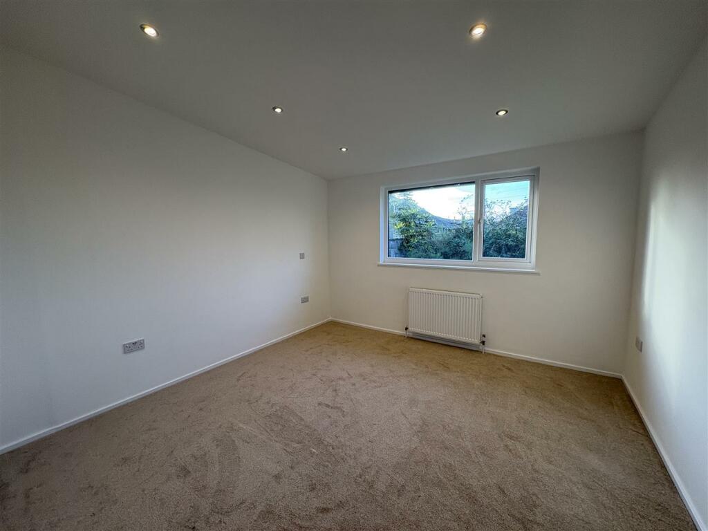 Bedroom..jpeg