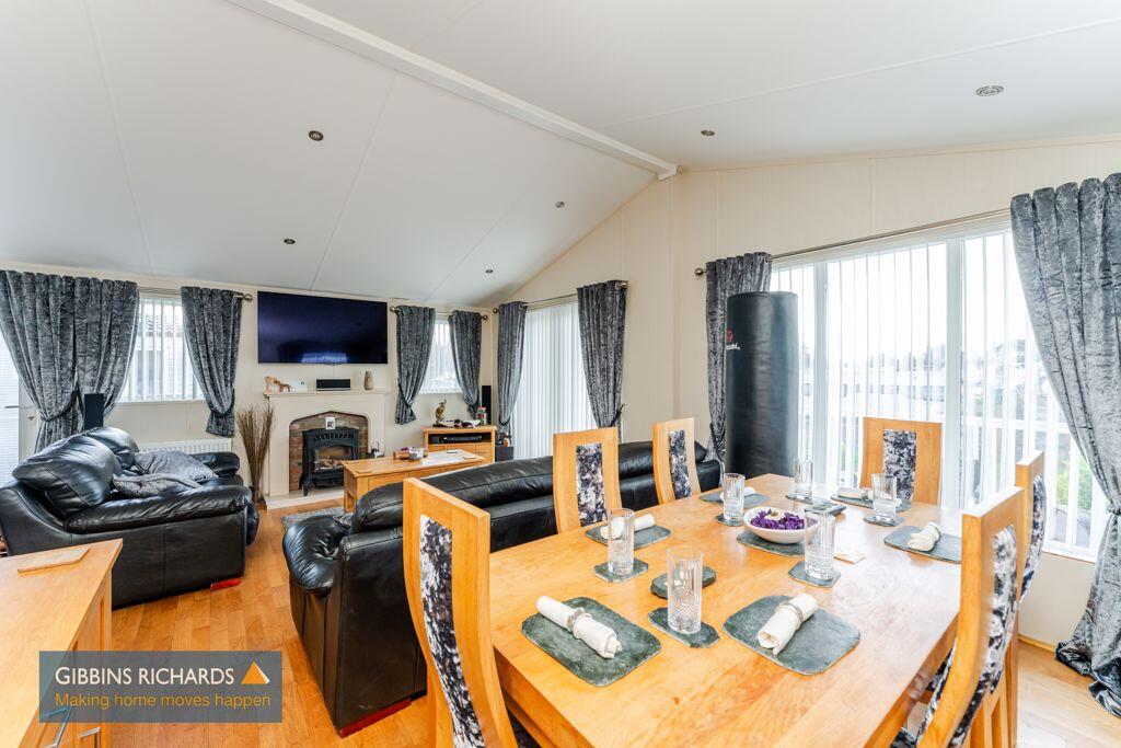 Sitting / dining room