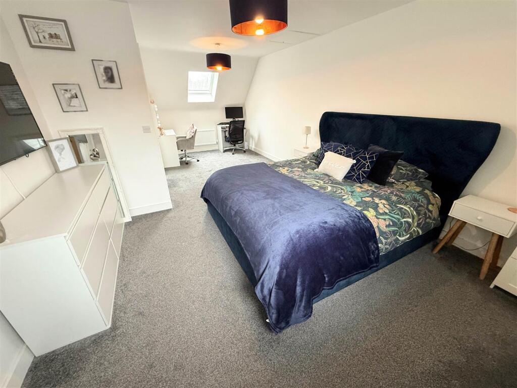 MAIN PRINCIPLE BEDROOM