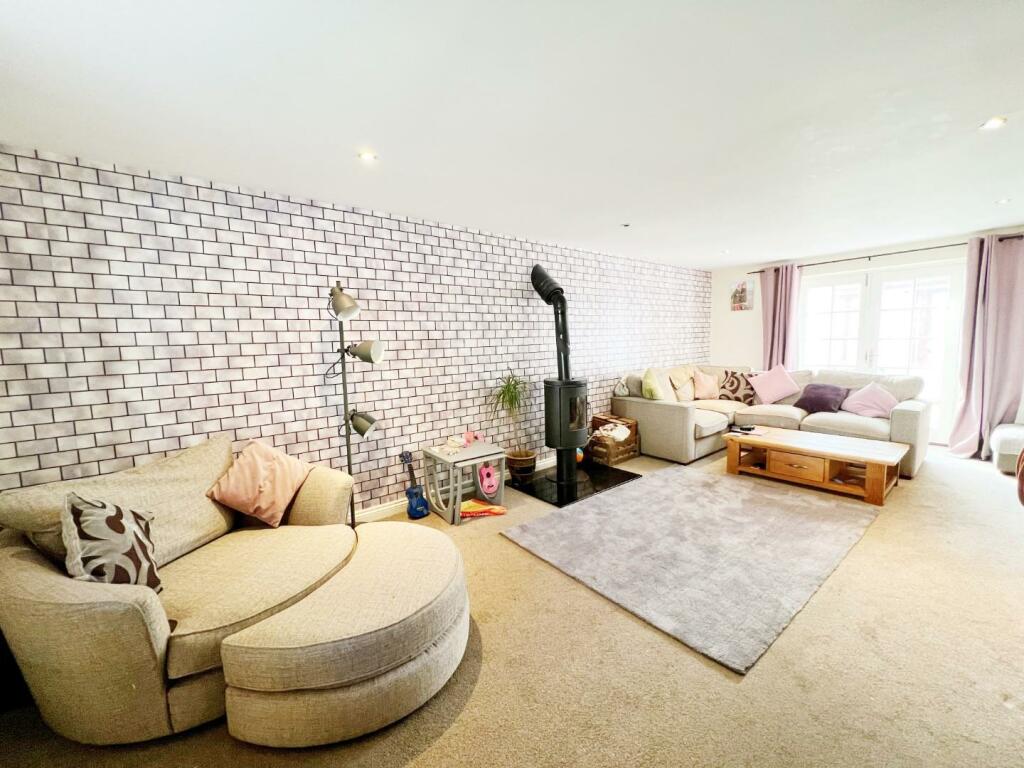 Lounge pic 1.jpg