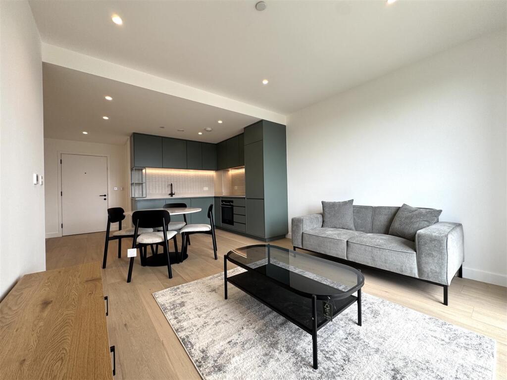 Living room pic 3.jpeg