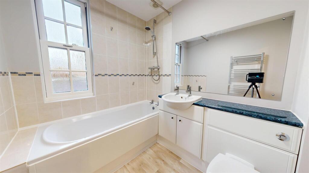Benbow Quay 22 Bathroom.jpg