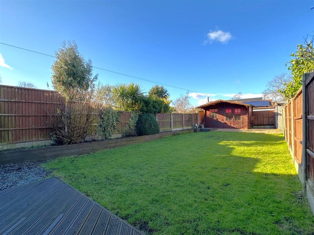 Generous &amp; Private Garden 225