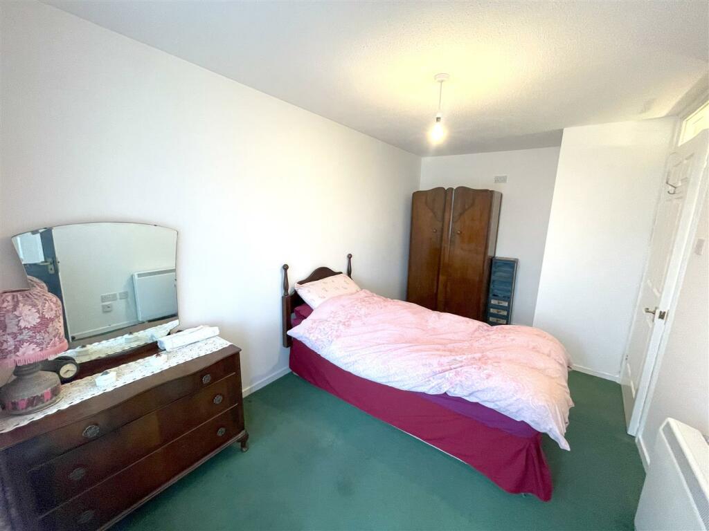 Bedroom 1.jpg
