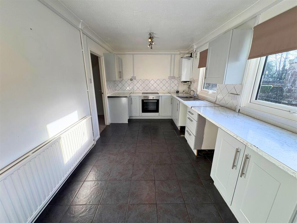 Kitchen c (edit).jpg