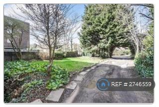 Pretty Communal Garden/ Parking 