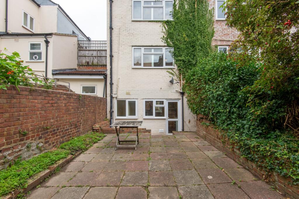 23 Caledonian Road Outside Area