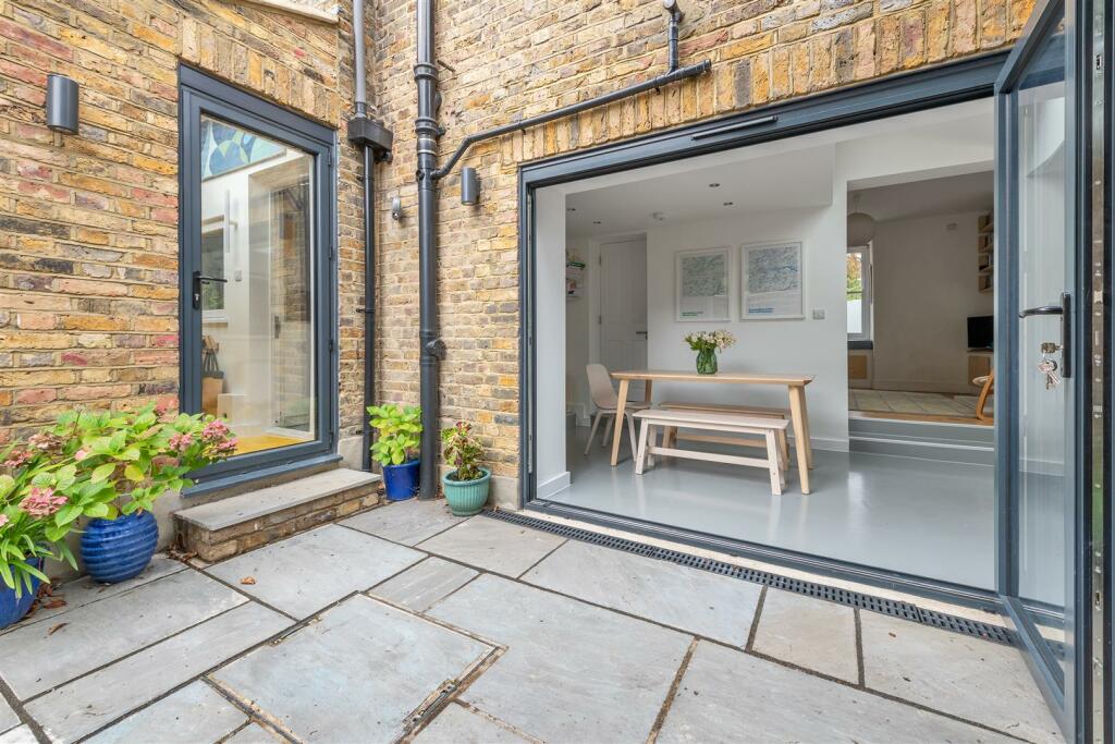 Woodbine Place, E11