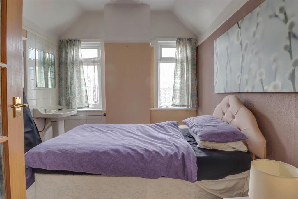 3 GLEBE ROAD WICKFORD-3.jpg