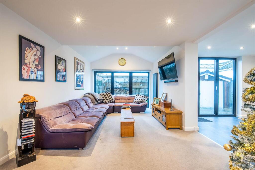 Lounge/Dining Room