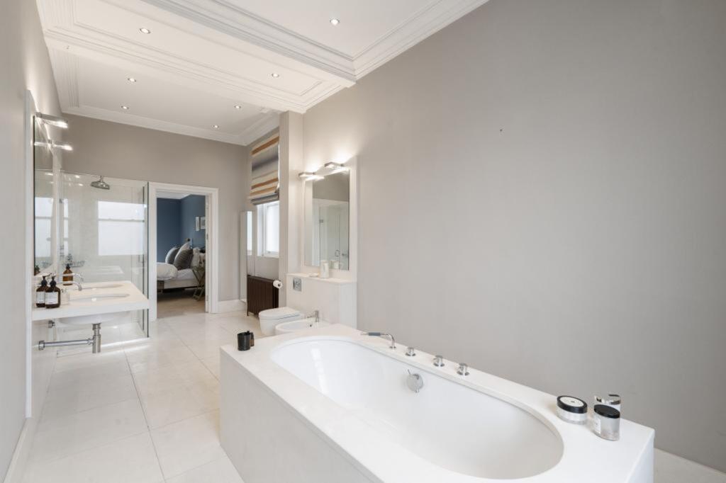 Principal en suite bathroom