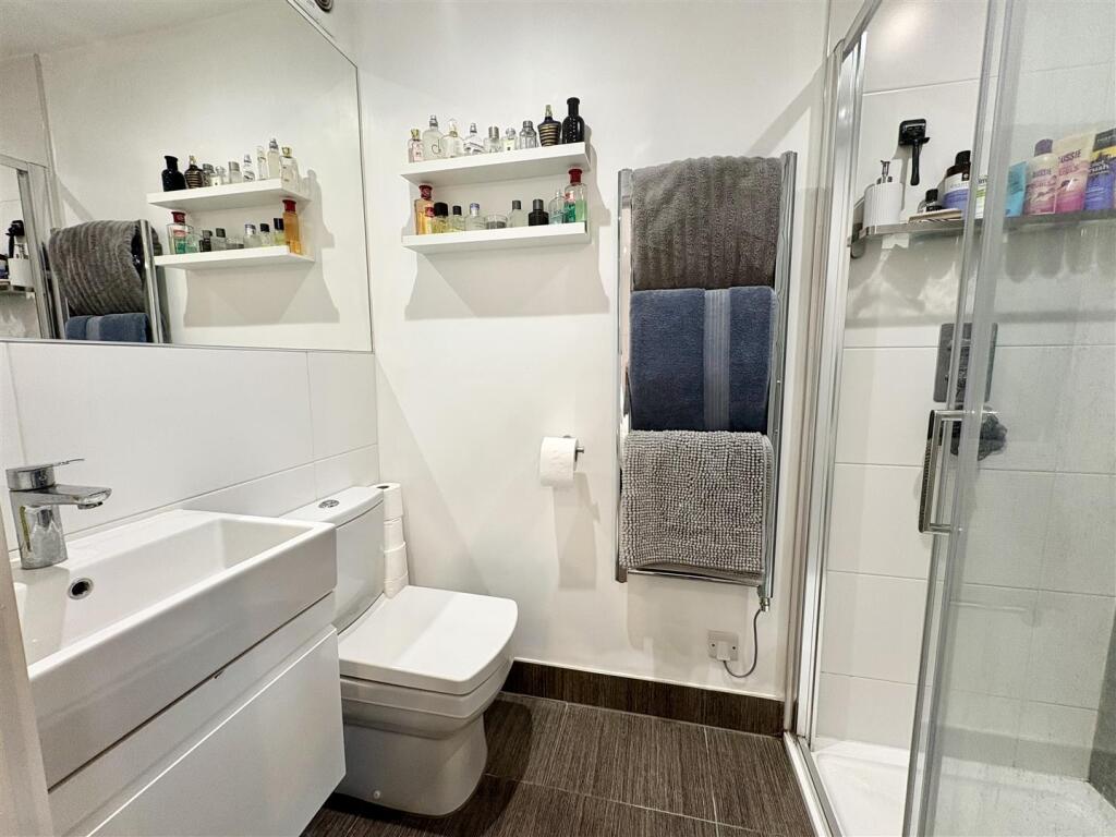 8. ensuite.jpg