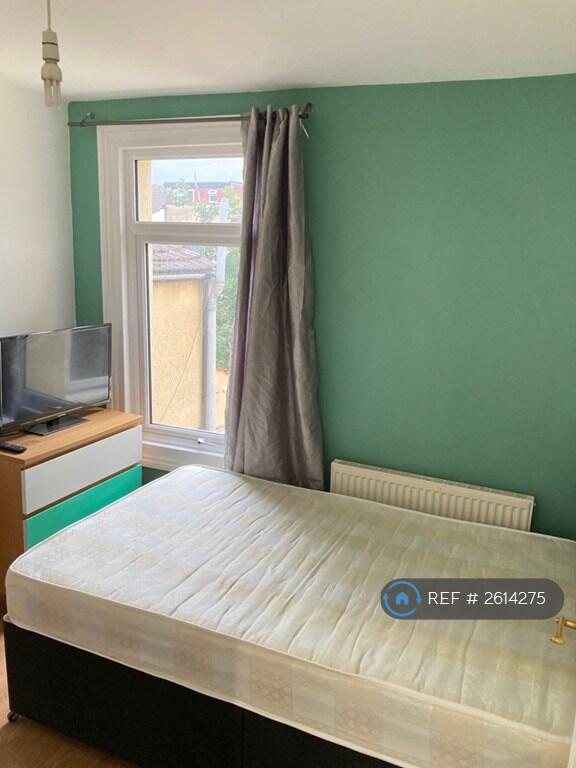 Bedroom Nr 3 With Built In Wardrobe