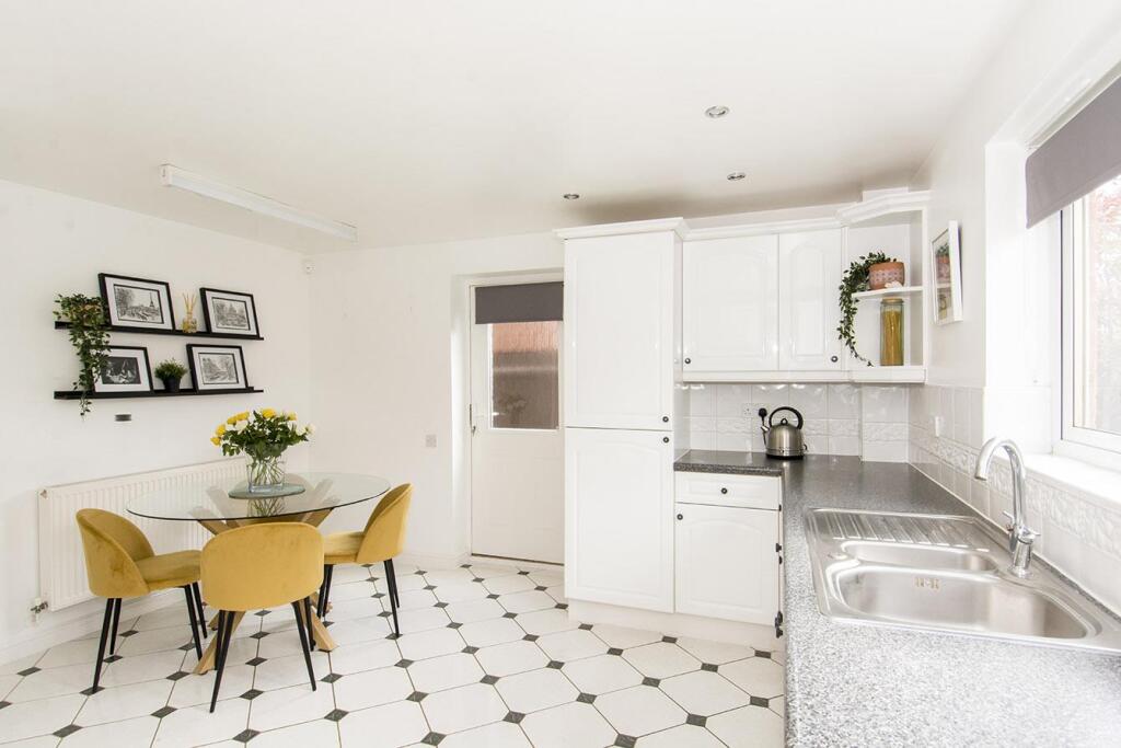 Kitchen / Breakfast Room