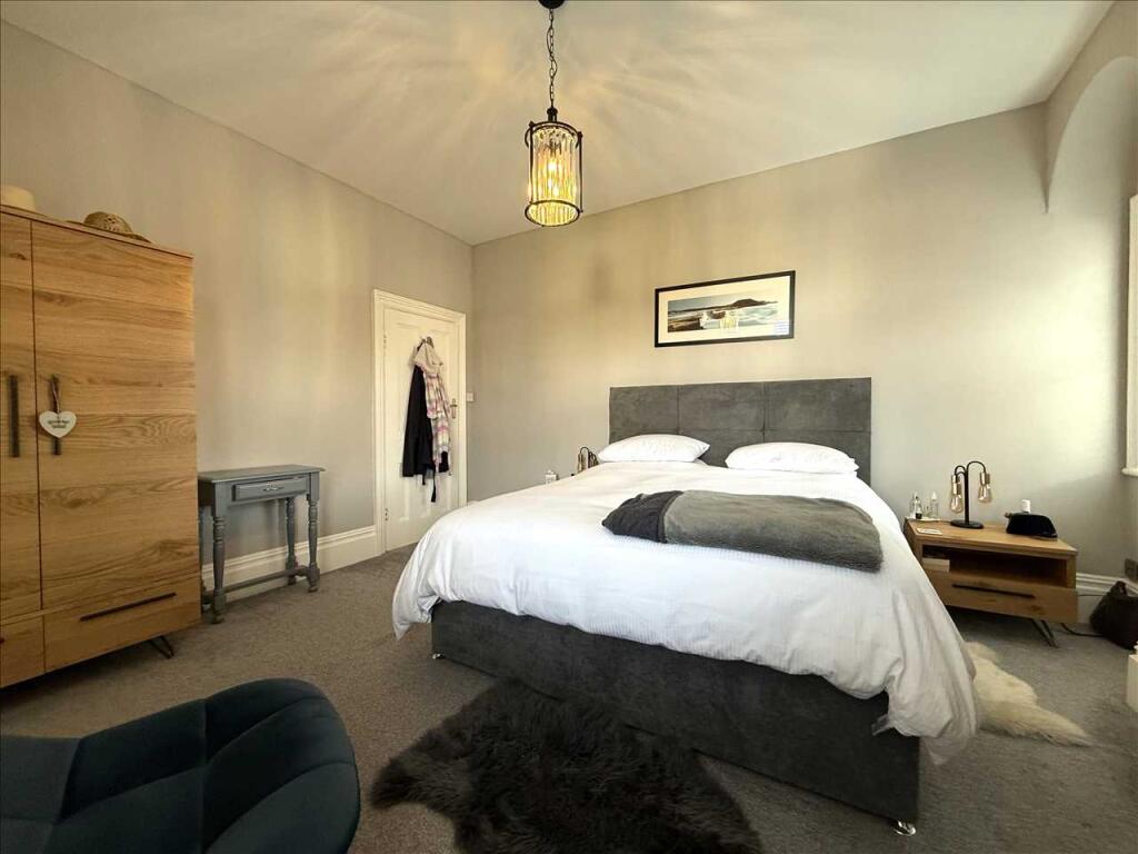 Bedroom (rear)