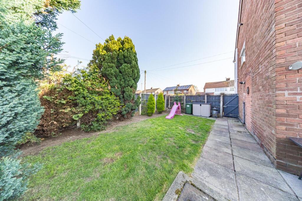 37 Deepdale Drive side garden.jpg