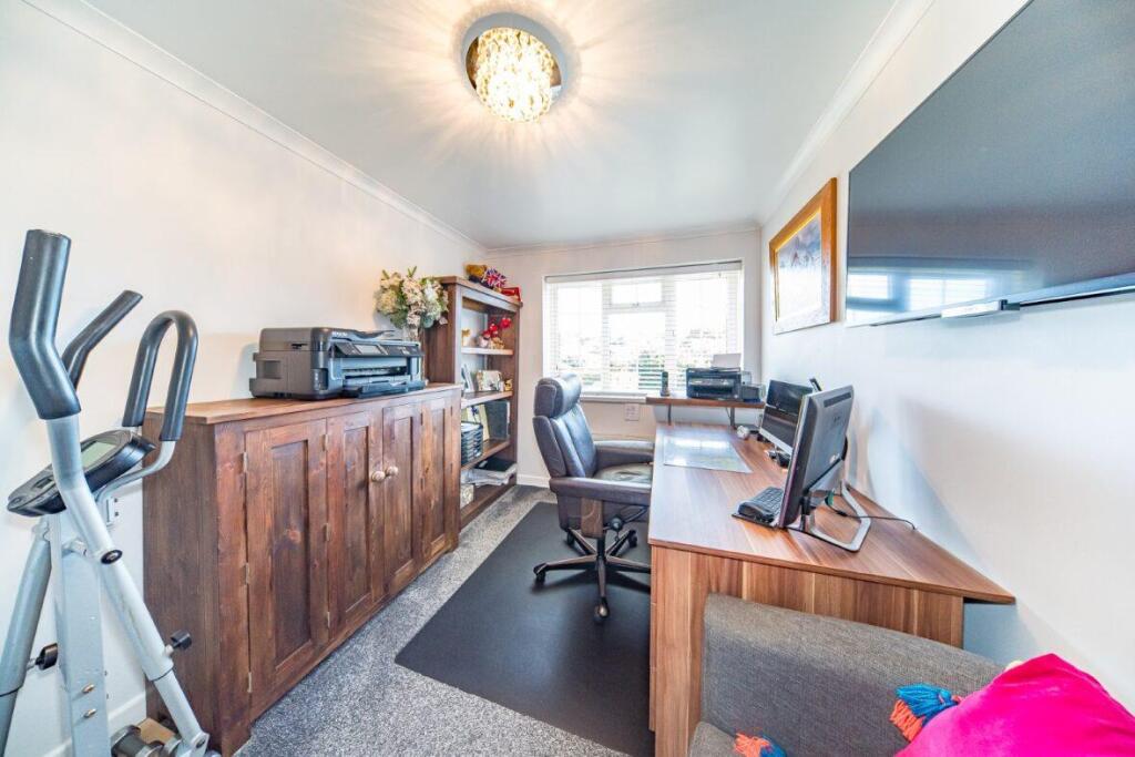 20 Hillschool Road bedroom 3.jpg