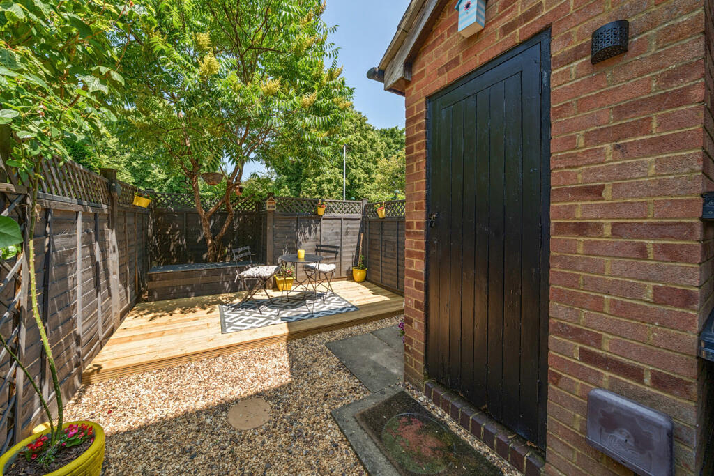 1303840-4-684c132...