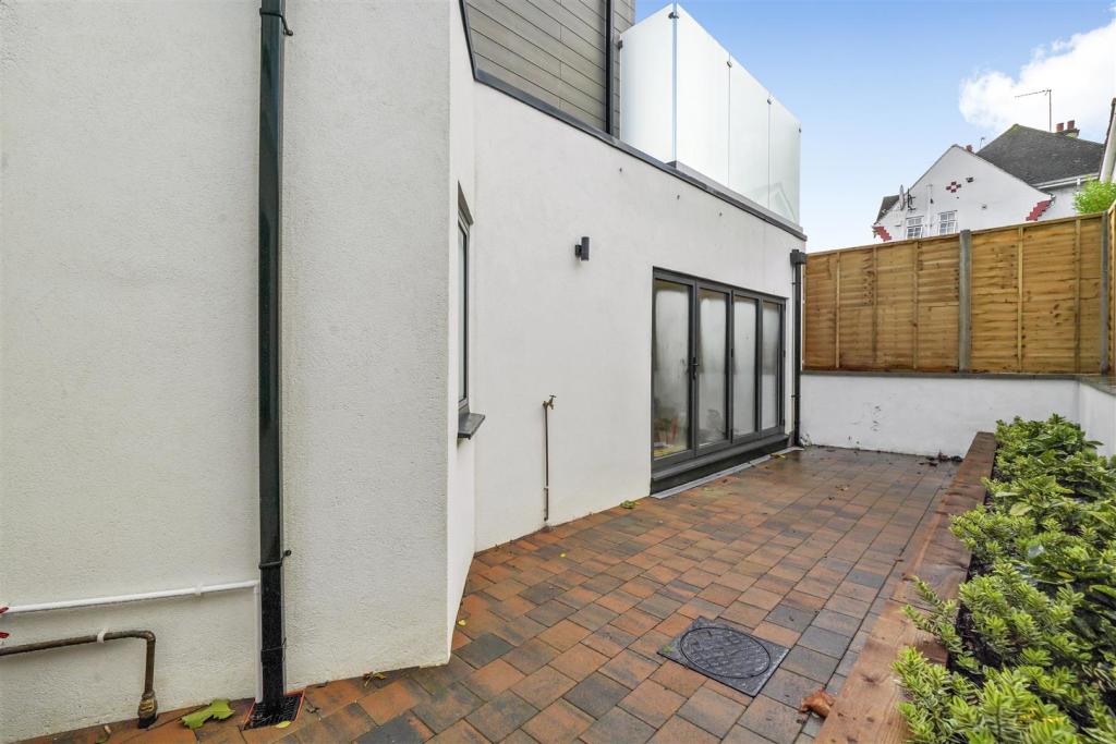 Flat 2 348 Dollis Hill Lane - 1F4H6adey9cPlFOW2tYS