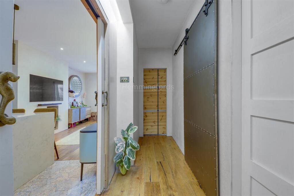 10-7a9581844-JJ-HMF-De Beauvoir Court.46-logo.jpg