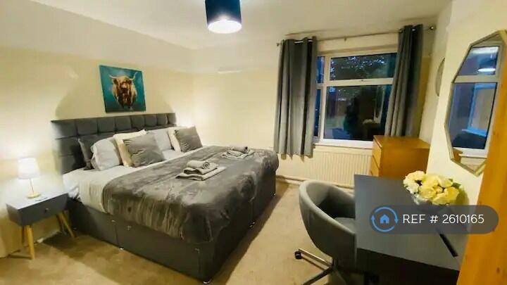 Bedroom 2 With Dressing Table/Desk