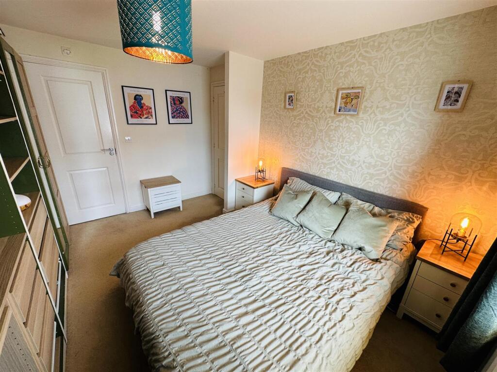 Bed 1.jpg