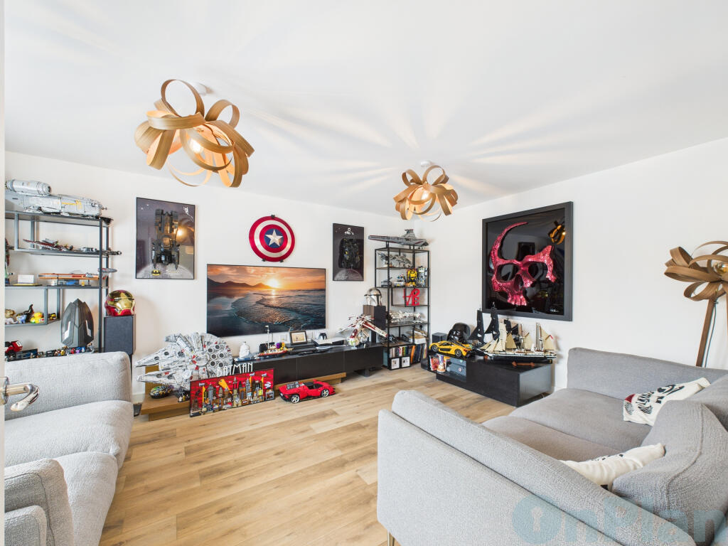 CAM04024G0-PR0038-STILL016