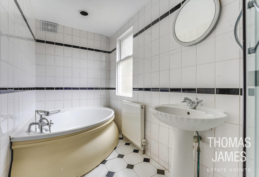 Conway Road, fully tiled bathroom