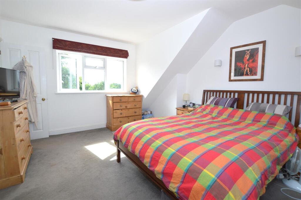 62 Ryecroft Avenue bed 1a.JPG