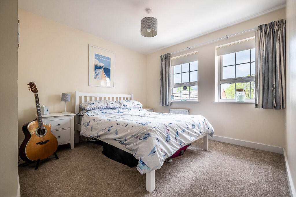 4 Celtic Close - ...