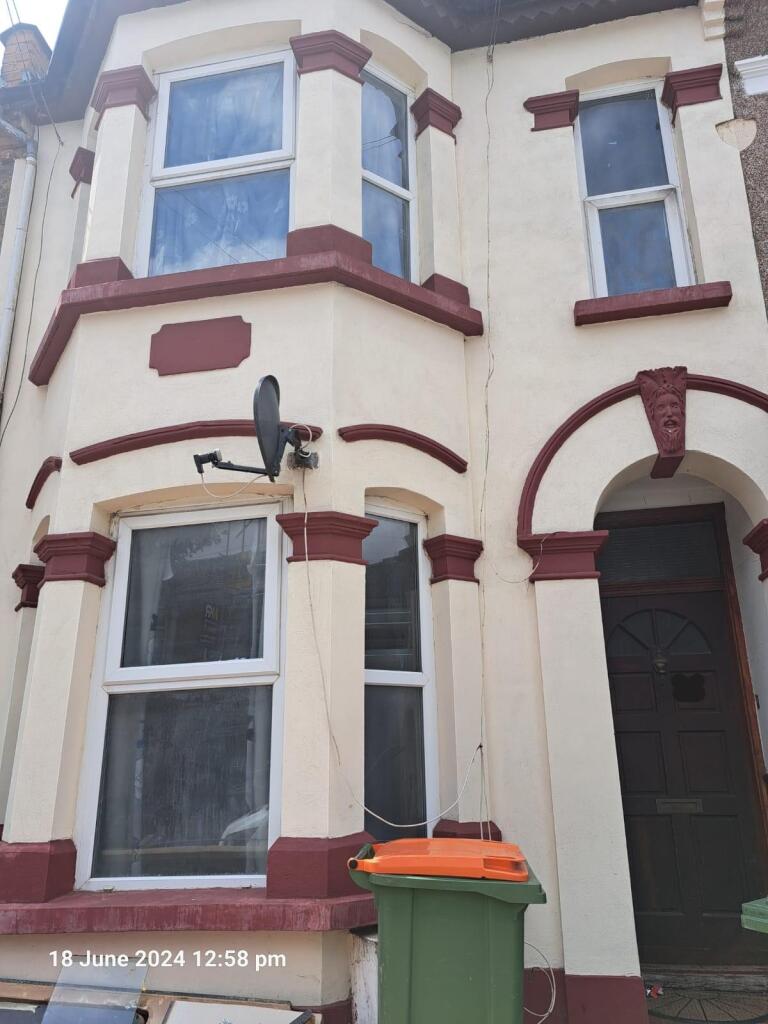 2-bedroom ground floor flat to let on Sixth Avenu