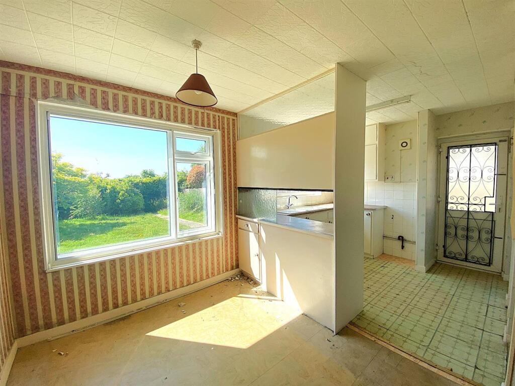 3 Hawkhurst Way - Kitchen4.jpg