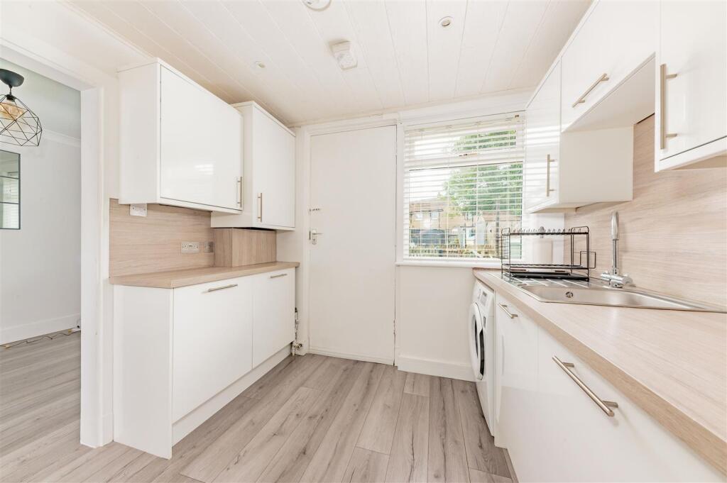 28 Emmock Place Dundee RENTAL-4.JPG