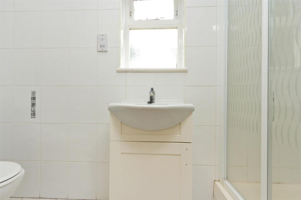 Greencroft Gardens f2 99 new hi bath 2.jpg