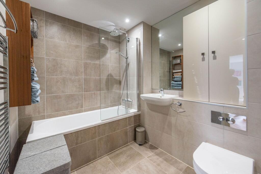 TWO DOUBLE BEDROOMS AND BATHROOMS