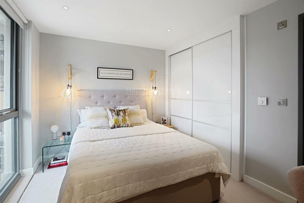 10-449080641-MK-HMF-Flat 16, 18 Canalside Square-4