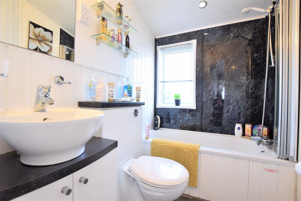 EN SUITE BATHROOM