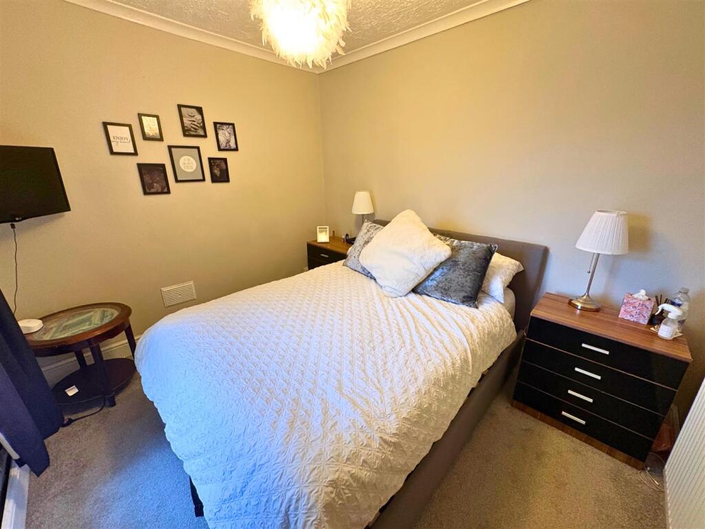 Bedroom 1a (edit).jpg