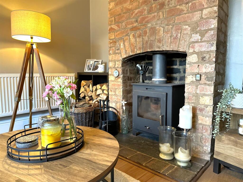 Feature Fireplace &amp; Log Burner 310