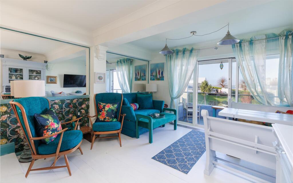 RENOVATED APARTMENT WITH SEA VIEWS - The Parade, Cowes