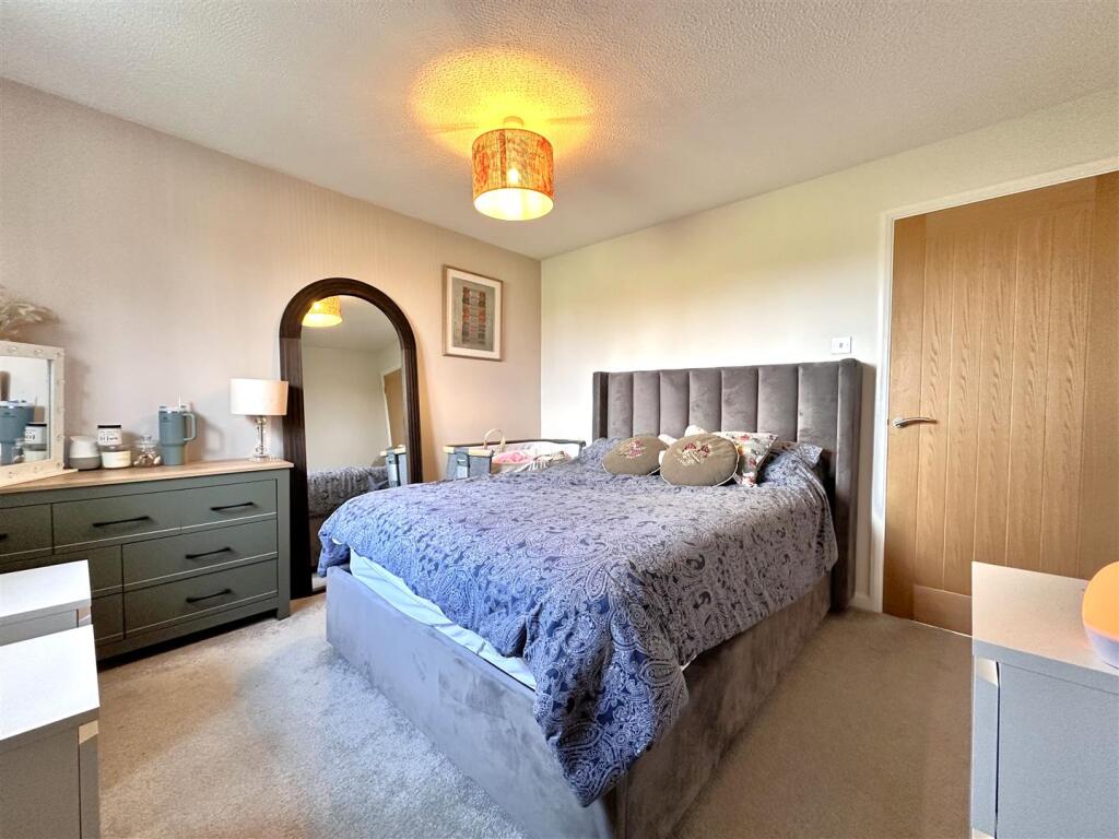 Master Bedroom 955