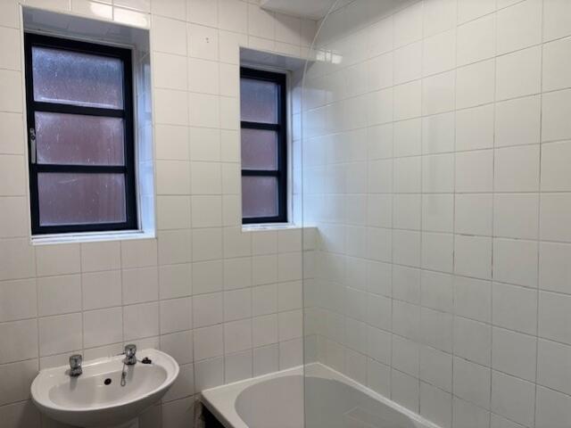 flat 7 Hull bathroom