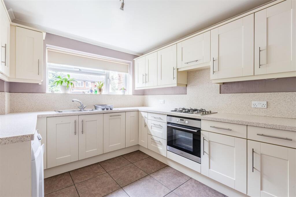 6 York Close, KT14 7HW - 8.jpg