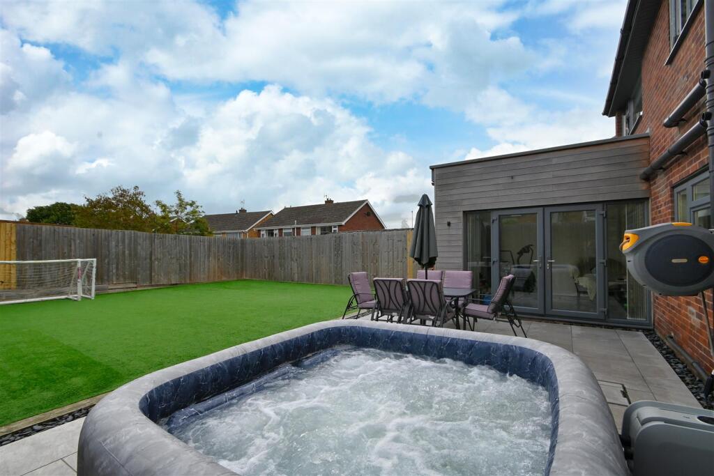 12 Queensway Drive-14.jpg