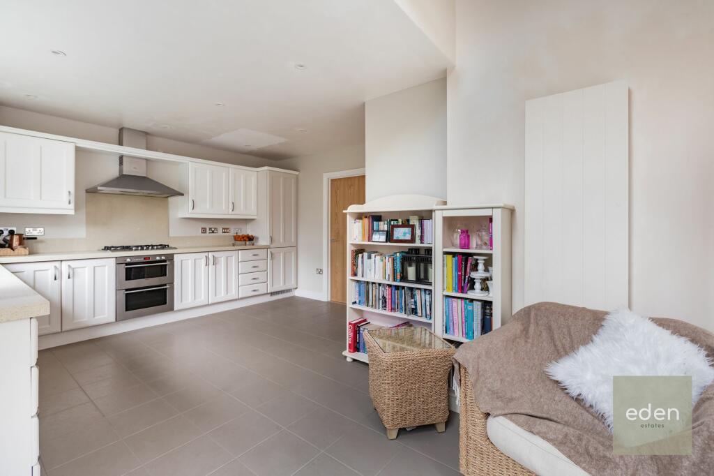 KITCHEN/BREAKFAST AREA