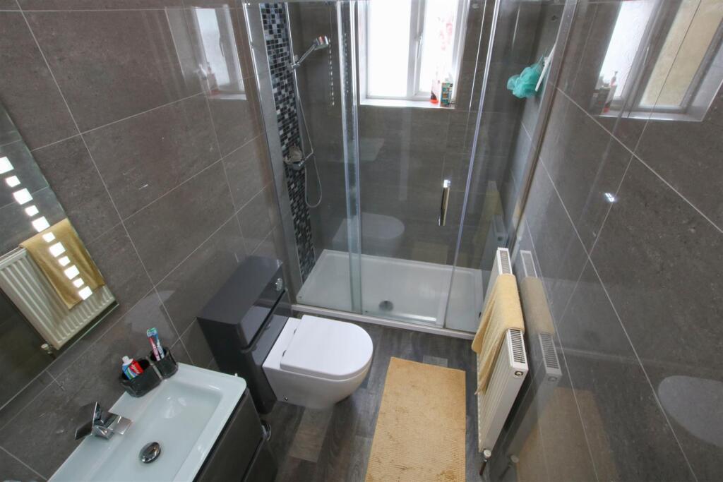 CONTEMPORARY SHOWER ROOM