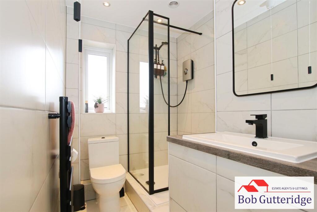 EN-SUITE SHOWER ROOM